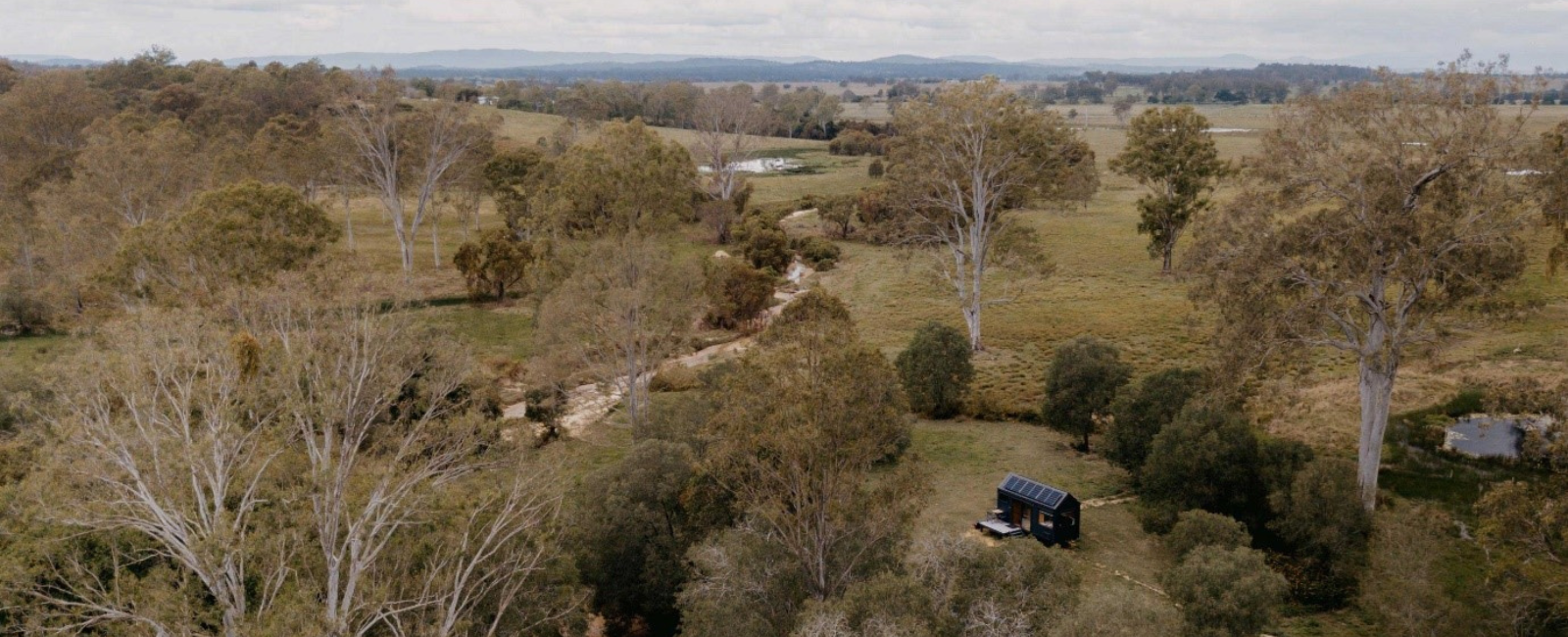 Unyoked tiny house in a bush landscape